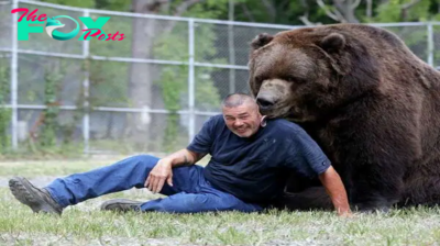 f.The rescued bear embraced the rescuer in a warm hug, strengthening a cross-species bond that lasted 10 years.f