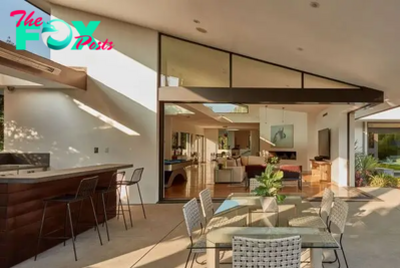B83.Adam Carolla Sells Los Angeles-Area House for $7.85 Million