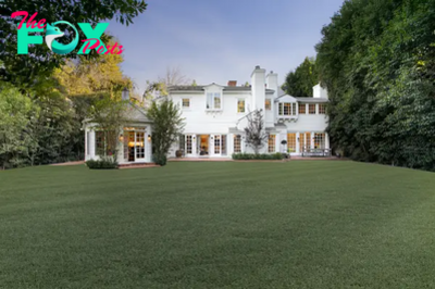 B83.”Since He’s Been Gone!” Inside Kelly Clarkson’s $5.4M Bachelorette Pad Featuring a Sunroom, Pool House, and Massive Yard