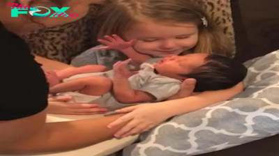 The video captured the moment a beautiful baby girl burst into tears when she met her newborn sister with a cute expression, touching many people and I am no exception.