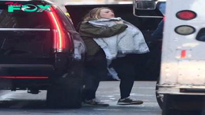 dq Blake Lively Holds Her Baby Daughter Close to Her Chest, Protectively Wrapped in a Blanket, as She and Husband Ryan Reynolds Head Out for Breakfast in NYC