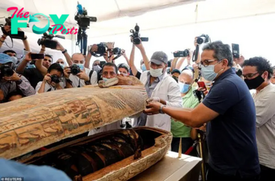 nht.Thirteen intact coffins, dating back 2,500 years, were found in the Saqqara burial chamber.