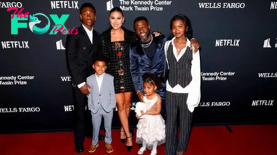 B83.Kevin Hart’s family supports him as he receives the Mark Twain Award for American Comedy.