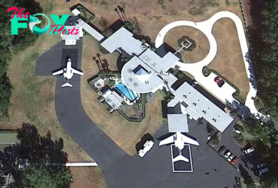 B83.John Travolta’s house is an active airport with 2 runways for his private jet.