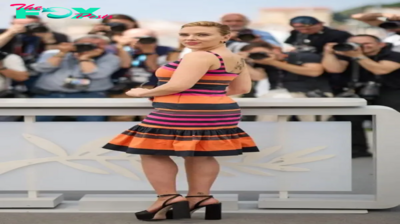 4t.Red Carpet: Scarlett Johansson Chooses a Classic Prada Dress.
