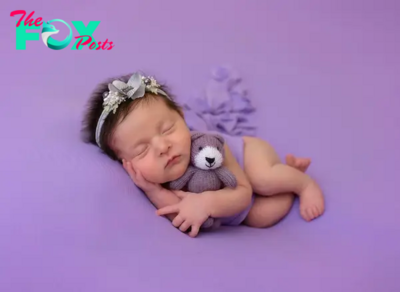 ”Sweet beauty of angels: Be captivated by the perfect innocent beauty of the quiet, dreamy colors of a newborn baby’s sleep that makes everyone flutter. ‎” LS