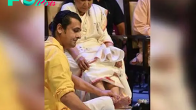 WATCH: Sonu Nigam washing Asha Bhosle's feet captures internet's attention