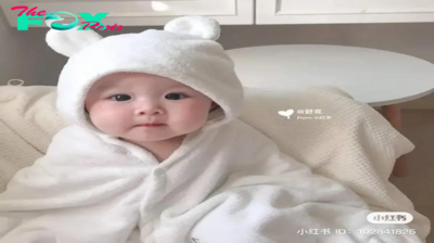 The image of a super cute and charming baby wearing a bear scarf melts the hearts of netizens