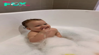 Happy bath time: The joy of a mother when seeing her child’s smile is a source of positive energy every day in life.