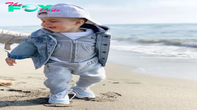 Let’s look at the handsome guy with extremely charming demeanor while walking on the beach