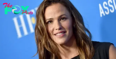 Fans are left in awe as Jennifer Garner, former spouse of Ben Affleck, makes a striking appearance in a strapless dress with bare shoulders and an open neckline