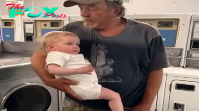 A Stranger Volunteered to Hold My Grandson at the Laundromat — His Next Action Left Me Breathless