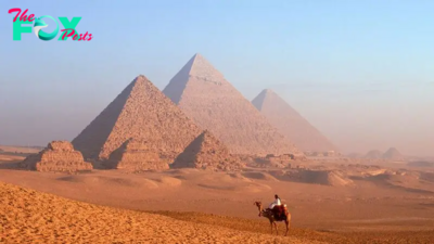 Who built the Egyptian pyramids?