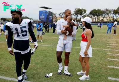 Watch Dak Prescott's sweet engagement announcement involving baby daughter