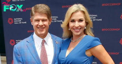 Clark Hunt’s Wife Tavia Went Shoeless at the Chiefs-49ers Game Because Her Heels Were ‘Too Painful’