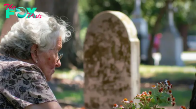 Old Woman Brought Son’s Favorite Pastry to His Grave & Found Note Saying ‘Thank You’ upon Her Return – Story of the Day