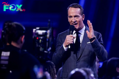 What did Peyton Manning say about Cowboys owner Jerry Jones during the Country Music Awards?