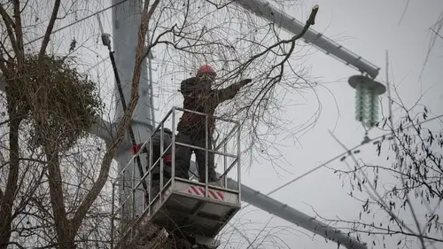 Ukraine utility crews adapt, overcome after Russian strikes