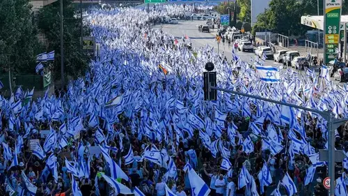 Thousands march on Jerusalem as former Israeli officials beg Netanyahu to halt legislation overhaul