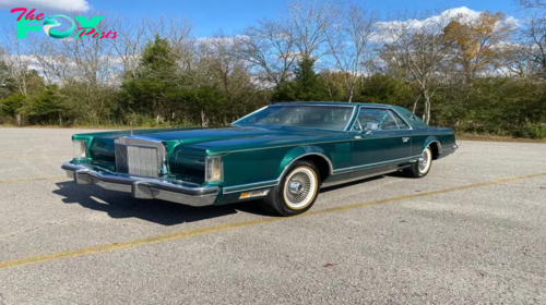 DQ “1977 Lincoln Continental Town Car: A Symbol of American Luxury and Comfort at Its Finest.”