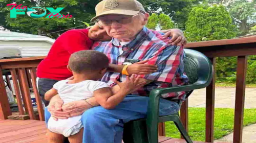 An 82-year-old man who felt alone and lost his wife chooses to assist his new neighbours.