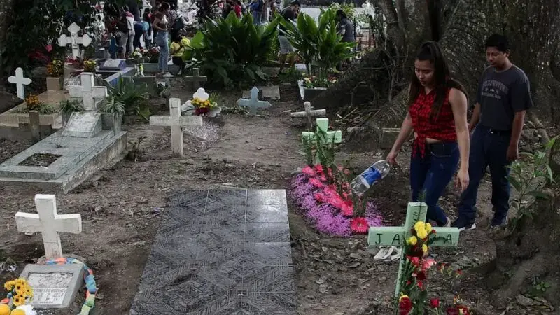 El Salvador fights gangs by destroying members' tombstones
