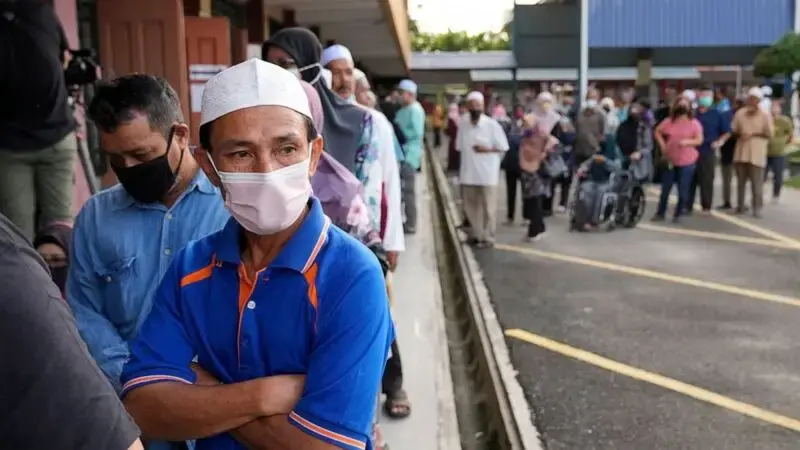 Malaysians vote in elections as old party, reformers clash
