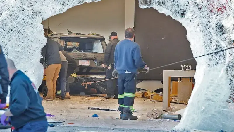 1 dead, 16 hurt after car crashes into Apple store in Massachusetts