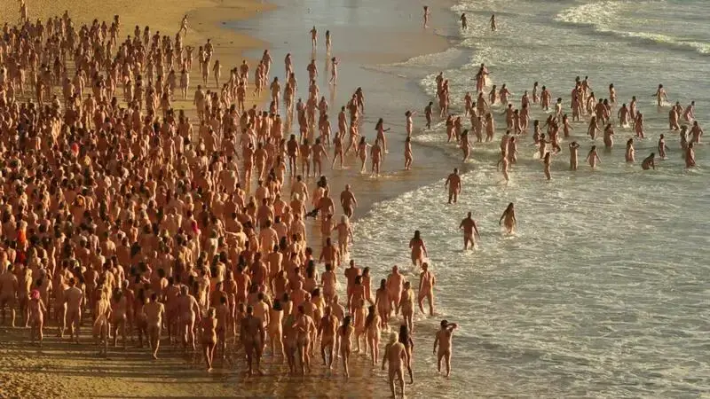Spencer Tunick gathers 2500 volunteers for mass naked photo shoot on Bondi Beach