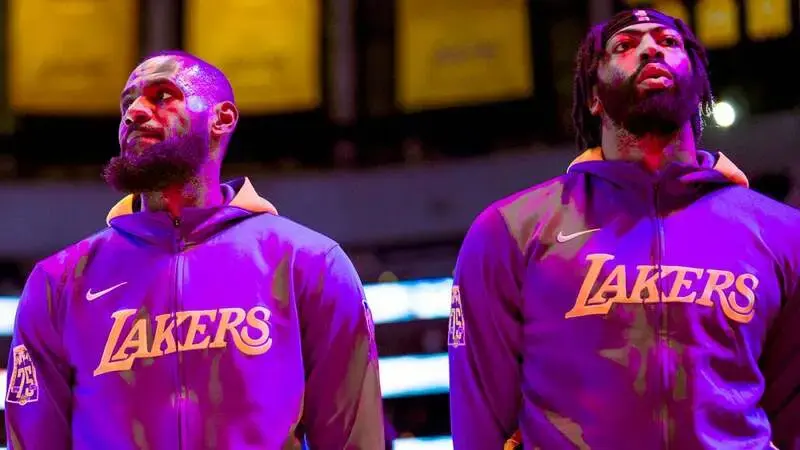 Lakers locker room leaders believe team is a few players away from becoming legitimate contender, per report