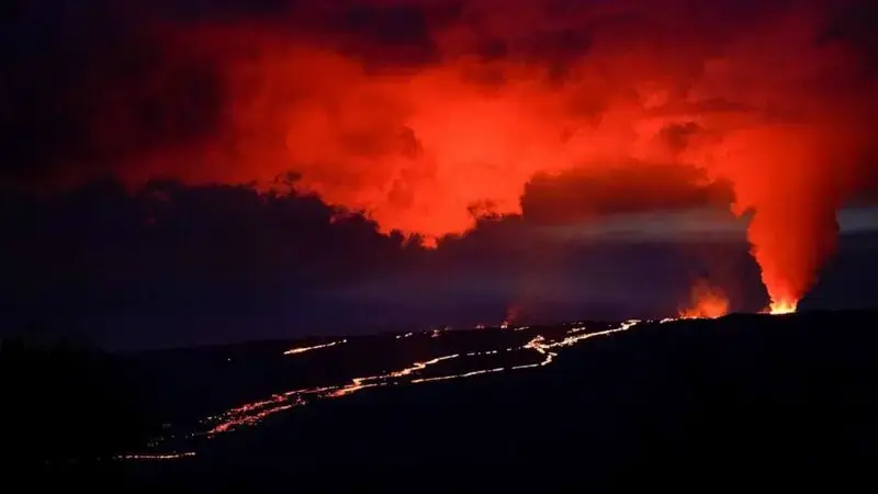 Lava oozing out of Mauna Loa inching closer to main highway on Hawaii's Big Island