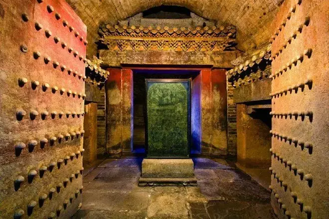 Mysterious Treasure Inside China's Strangest "Water Grave": All Priceless Treasures
