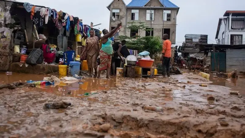 At least 100 people killed by floods in capital of Congo