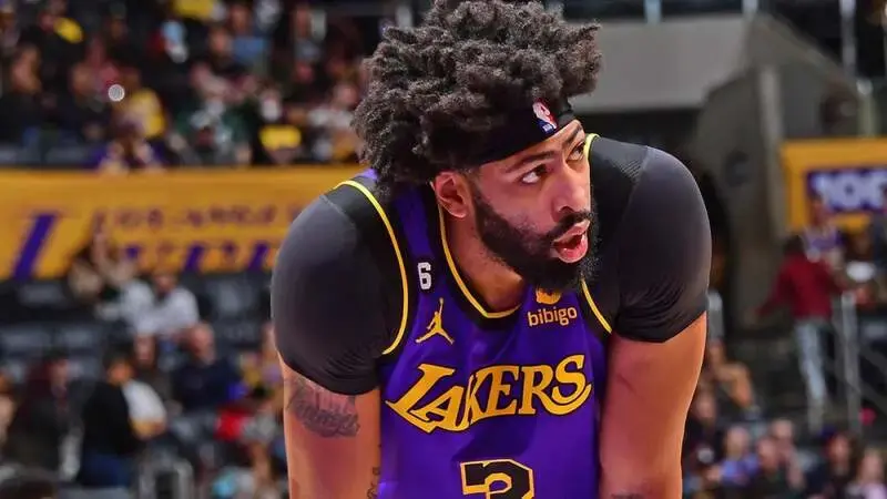 Anthony Davis injury update: Lakers star leaves game vs. Nuggets at halftime due to right foot injury