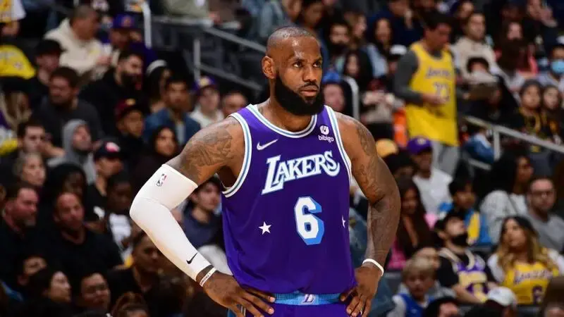 Anthony Davis' injury thrusts the Lakers' focal point back to LeBron, but how much more can King James do?