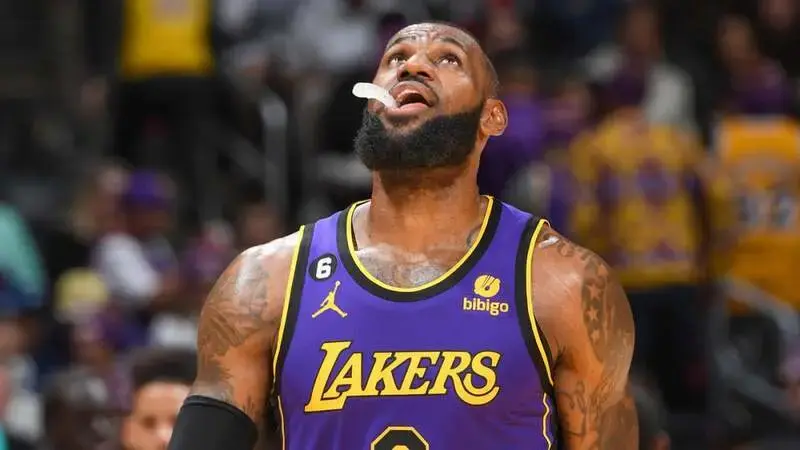 LeBron James' shoe falls off during potential game-winning possession in Lakers' wild loss vs. Hornets