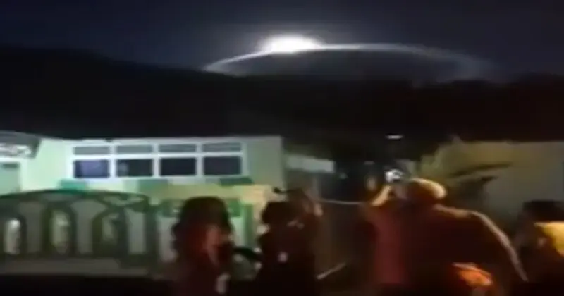 Hundreds of residents in Indonesia witnessed a massive UFO.