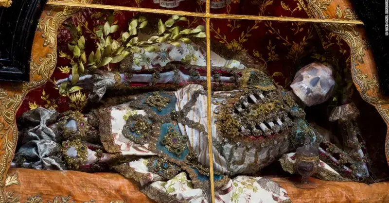 A “wealthy” skeleton wrapped in costly jewels was found