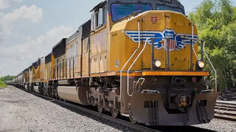 Feds say railroad must deliver grain to California chickens
