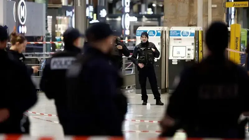 Paris train station attack leaves at least 6 people injured