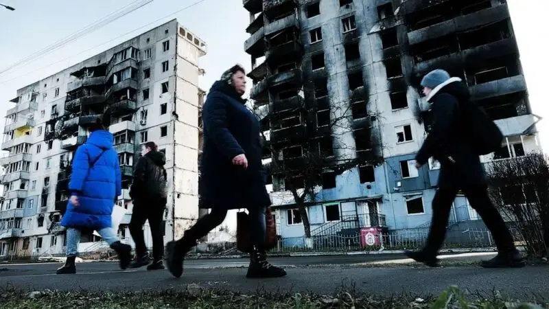 In formerly occupied Borodyanka, Ukrainians rebuild their bombed-out homes in cold and darkness