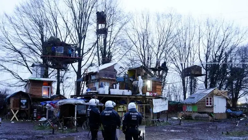 Police press ahead with clearance of condemned German hamlet