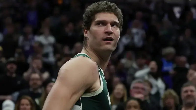 Bucks' Brook Lopez blames Gary Trent Jr.'s headband for first career ejection: 'It was talking to me'