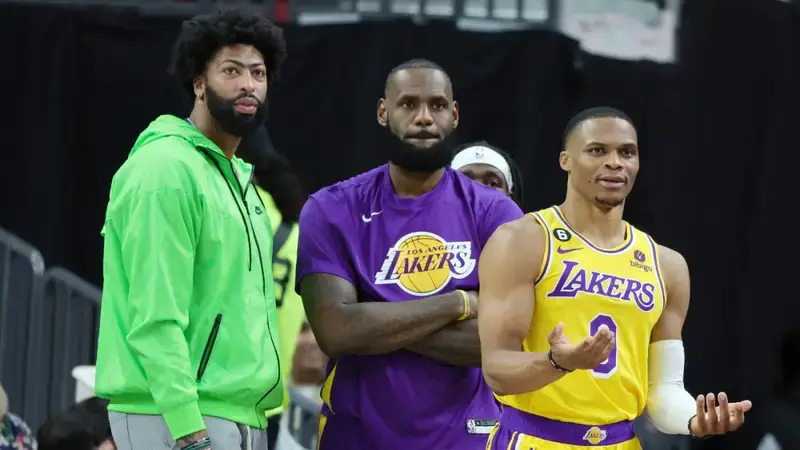 How LeBron James, Russell Westbrook and Darvin Ham are all contributing to Lakers' late-game offensive woes