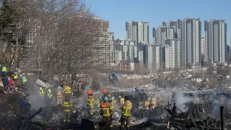 Fire burns makeshift homes in shadow of Seoul's skyscrapers