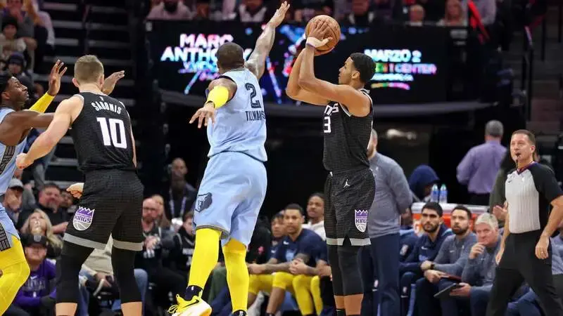Kings remind NBA of their offensive firepower with 12 first-quarter 3-pointers during rout of Grizzlies