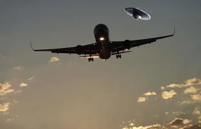 Commercial planes dodge UFOs often, says former UK defense official