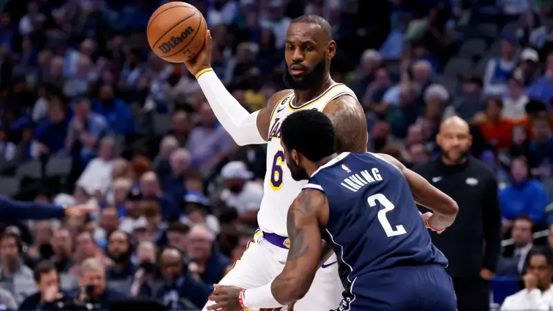 Lakers' LeBron James says he'll 'monitor' foot injury after on-court 'I heard it pop' comment in win over Mavs