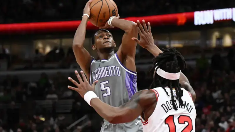 De'Aaron Fox sinks last-second 3-pointer to lift Kings over Bulls in latest clutch moment