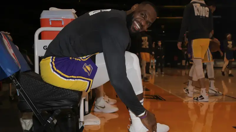 The 'LeBron James of feet' helped the LeBron James of basketball make speedy Lakers return